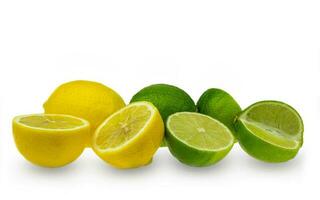 schijfje citroen en limoen op witte achtergrond foto