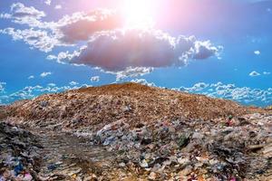 vervuilde berg grote vuilnishoop en vervuiling