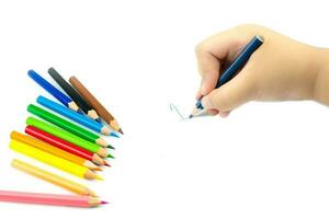 close-up van meisjeshand met potlood die met de hand Engelse woorden schrijft foto