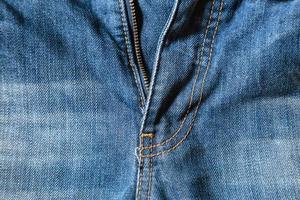 blauwe heren jeans denim broek op houten achtergrond. mode kleding concept. foto