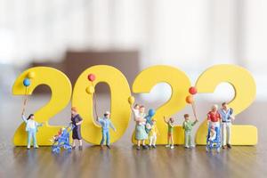 miniatuur mensen gelukkige familie houden ballon op wit nummer 2022 foto