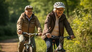 ouderen paar wielersport, toneel- platteland, helmen, glimlacht, oefening foto