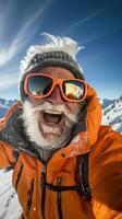 senior Mens skiën, besneeuwd berg, palen, stofbril, vreugdevol uitdrukking foto