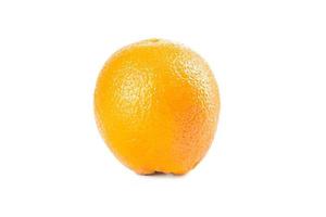 rijpe sinaasappelen op witte achtergrond foto