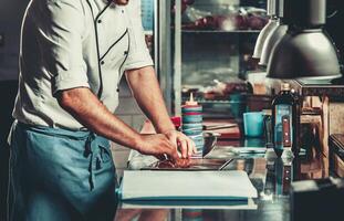 drukke chef aan het werk in de restaurantkeuken foto