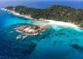 luchtfoto van racha noi eiland in phuket thailand in de zomer. foto