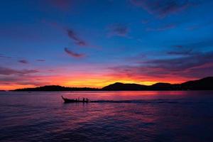 lange staart boot zeilen op de zee phuket thailand foto