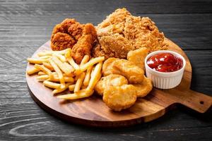 gebakken kip met frietjes en nuggets maaltijd - junkfood en ongezond voedsel foto