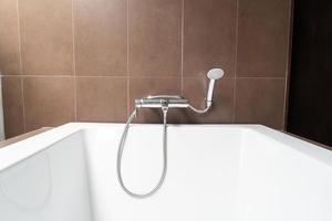 witte badkuipdecoratie in badkamerinterieur foto