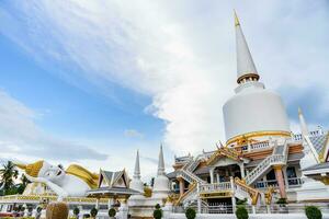 groot wit pagode Bij wat dat noi in Thailand foto