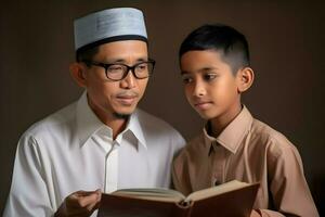 Indonesisch mannetje leraar met zijn leerling foto