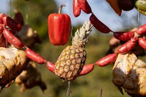 roosteren ananas hangende Aan buitenshuis barbecue foto