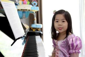 meisje piano spelen