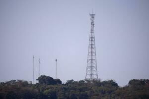 metaal telecommunicatieverbinding toren Aan top van een berg foto