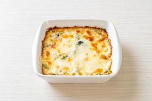 gebakken spinazie lasagne met kaas in witte plaat foto