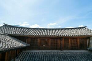 oude gebouw en blauw lucht in Yunnan, China. foto