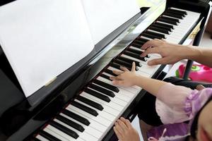 kind leert muziek foto