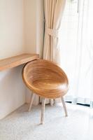 lege houten stoel op de hoek in een kamer foto