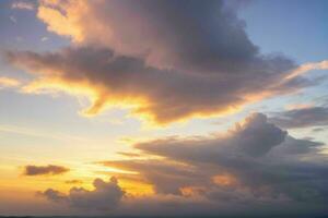 bewolkt lucht Bij zonsopkomst achtergrond. ai generatief pro foto