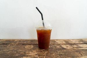 iced americano zwart koffieglas in coffeeshop foto