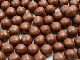chocola ballen in een kom foto
