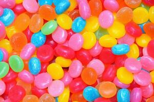 zoet snoepjes in de het formulier van multi - gekleurde snoepgoed. foto