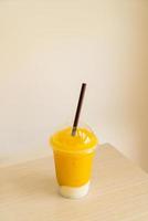 verse mango fruitsmoothies met yoghurtglas foto