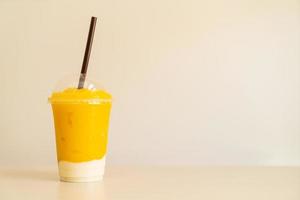 verse mango fruitsmoothies met yoghurtglas