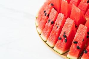 verse watermeloen gesneden op houten plaat foto