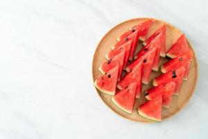 verse watermeloen gesneden op houten plaat foto