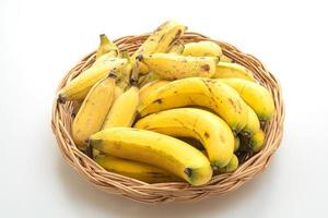 verse gele bananen in mand op tafel