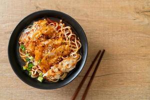 ramen noedels met gyoza of varkensvlees dumplings - Aziatische voedselstijl foto