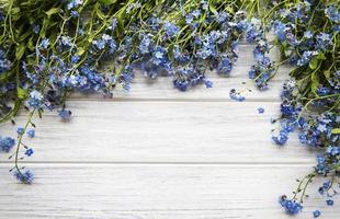 vergeet-mij-niet bloemen op een houten achtergrond foto