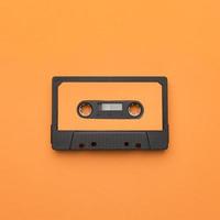 vintage cassettebandje oranje achtergrond. mooi fotoconcept van hoge kwaliteit foto