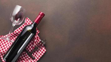 vintage achtergrond met rode fles wijn. mooi fotoconcept van hoge kwaliteit