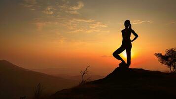 zonsopkomst yoga Aan heuveltop silhouet foto
