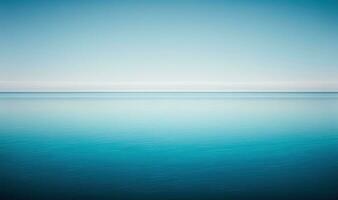 sereen blauw zeegezicht met een minimalistische horizon foto