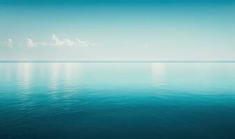 sereen blauw zeegezicht met een minimalistische horizon foto