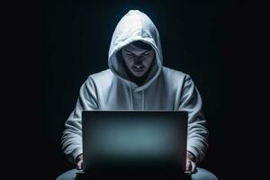 ethisch hacker in wit capuchon typen Aan laptop voor cyberveiligheid concept foto