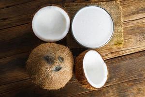verse kokosnoten op oude houten achtergrond, bovenaanzicht van voedsel