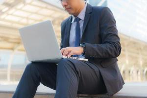 zakenman zittend op de voetstappen met laptop foto