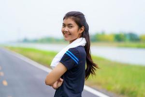 portret van mooi meisje in sportkleding glimlachend tijdens het sporten foto