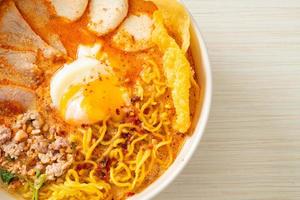 eiernoedels met varkensvlees en gehaktbal in pittige soep of tom yum noedels in aziatische stijl