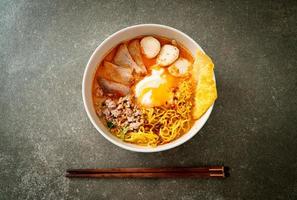eiernoedels met varkensvlees en gehaktbal in pittige soep of tom yum noedels in aziatische stijl