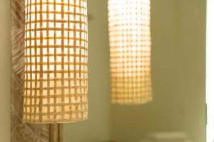 mooie lamp versieren in hotel slaapkamer foto