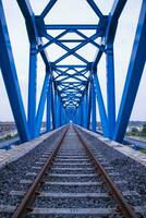 staal structuur het spoor brug over- de rivier- in Bangladesh foto