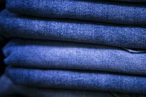 gevouwen blauw jeans hijgen patroon textuur. selectief focus foto
