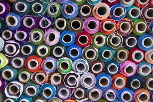 veelkleurig naaien draden patroon structuur kan worden gebruikt net zo een achtergrond behang foto