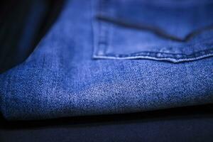 gevouwen blauw jeans hijgen patroon textuur. selectief focus foto