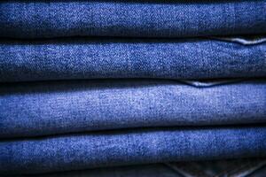 gevouwen blauw jeans hijgen patroon textuur. selectief focus foto